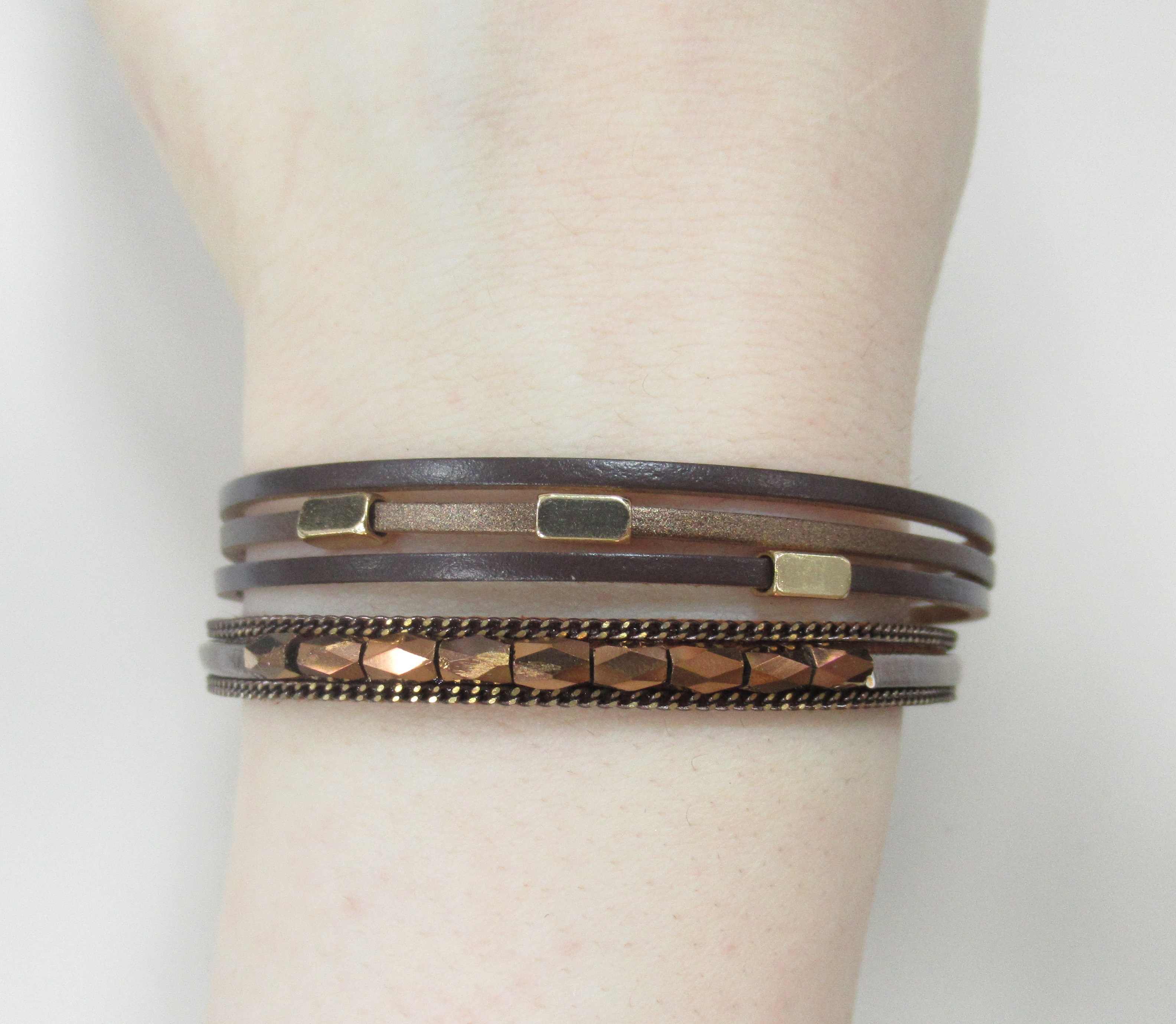 Бижутерный браслет с кожей